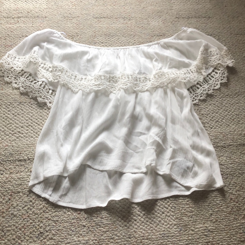 🌷White Off-the-Shoulder Top